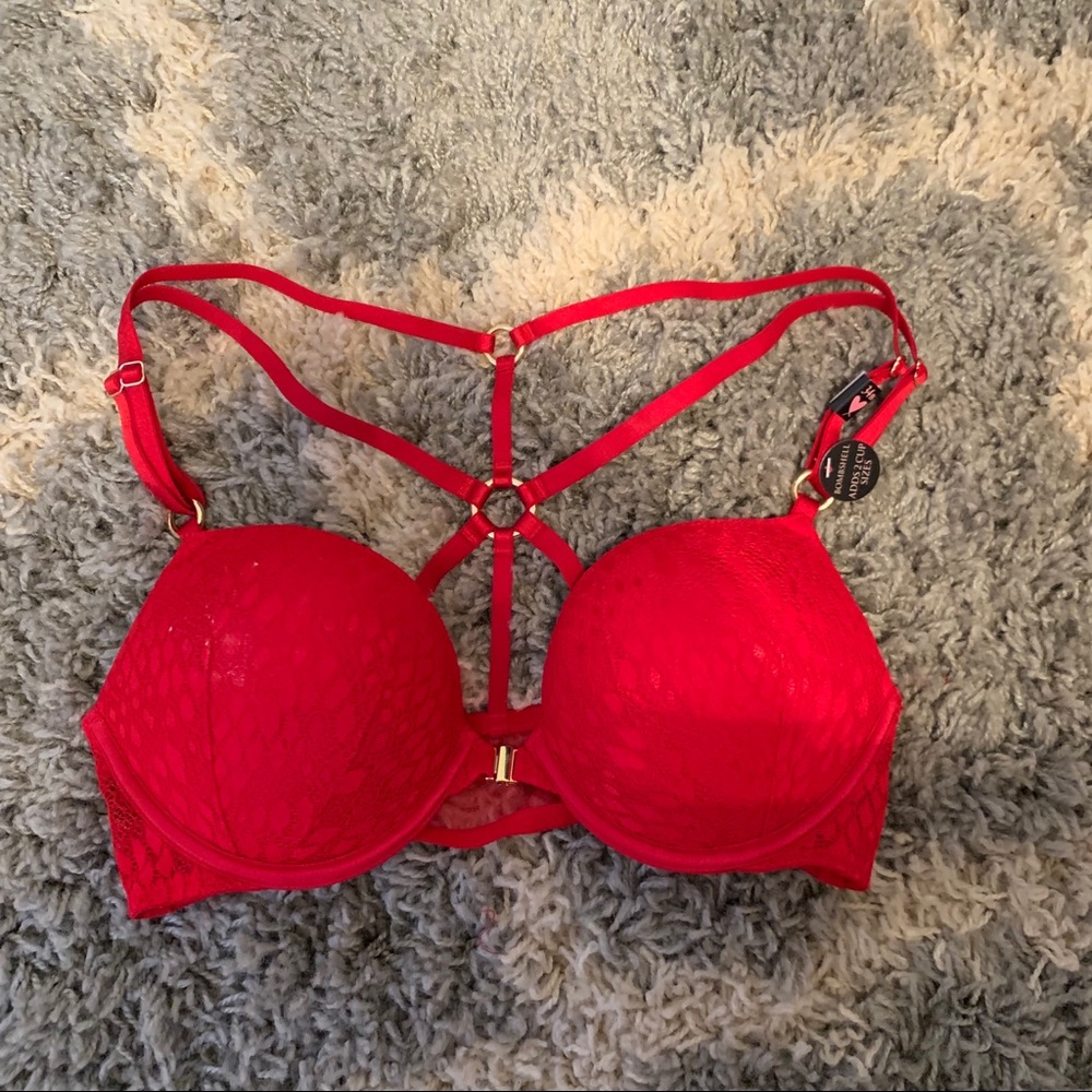 Victoria’s Secret 34B bombshell push-up